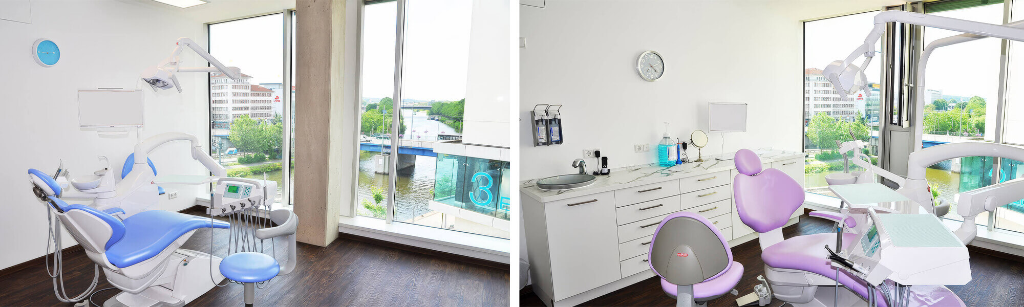 Zahnarztbehandlungsraum mit blau-weißer Behandlungseinheit, großem Fenster und Blick auf einen Fluss und umliegende Gebäude