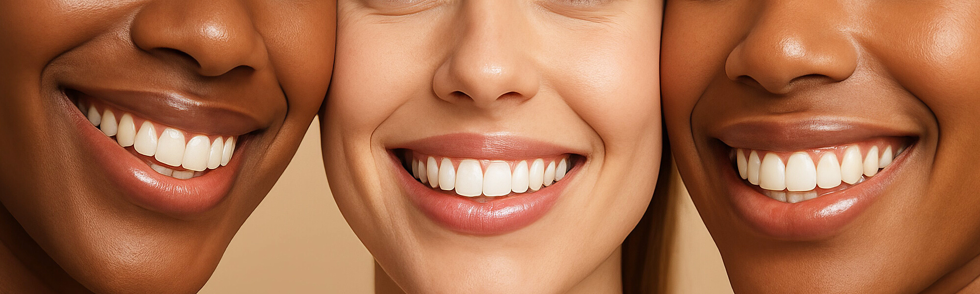 Dreiteiliges Bild mit Nahaufnahmen lachender Gesichter, die weiße Zähne zeigen