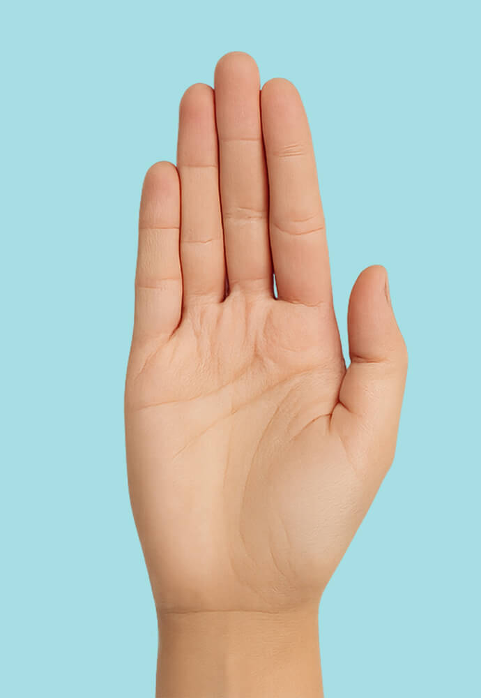 Offene Handfläche mit hellblauem Hintergrund, die Finger sind ausgestreckt nach oben gerichtet.