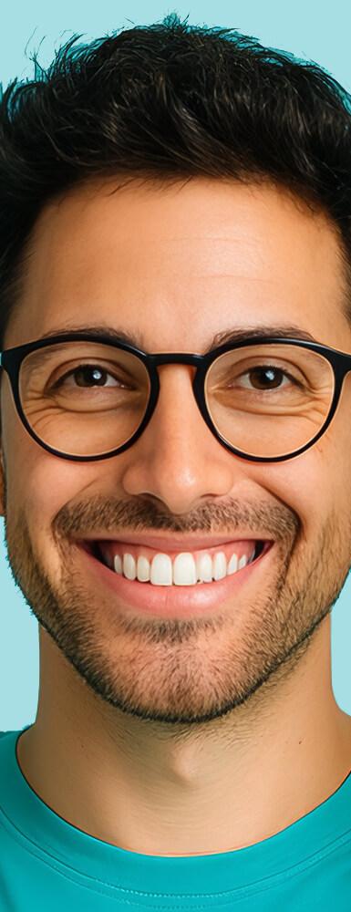 Mann mit Brille und Bart, freundlich lächelnd vor hellblauem Hintergrund.