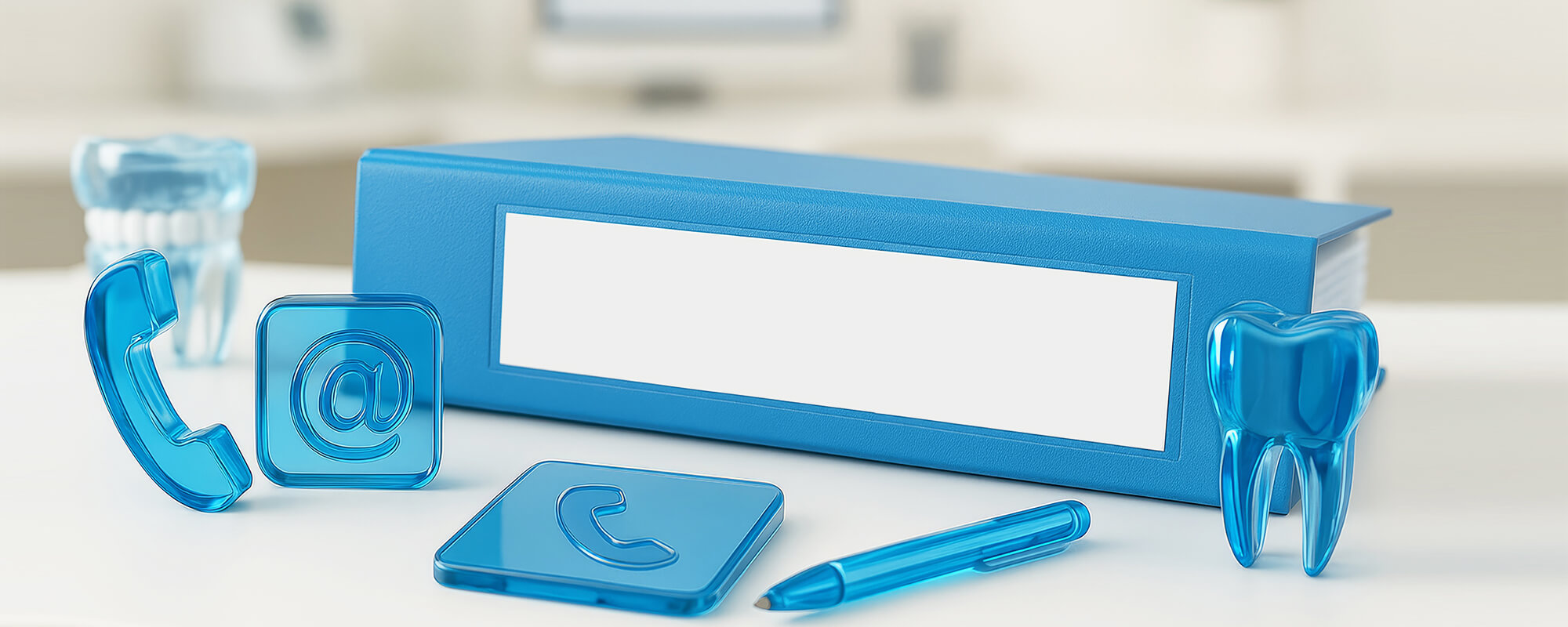 BlauerAktenordner der auf einem weissen Schreibtisch liegt