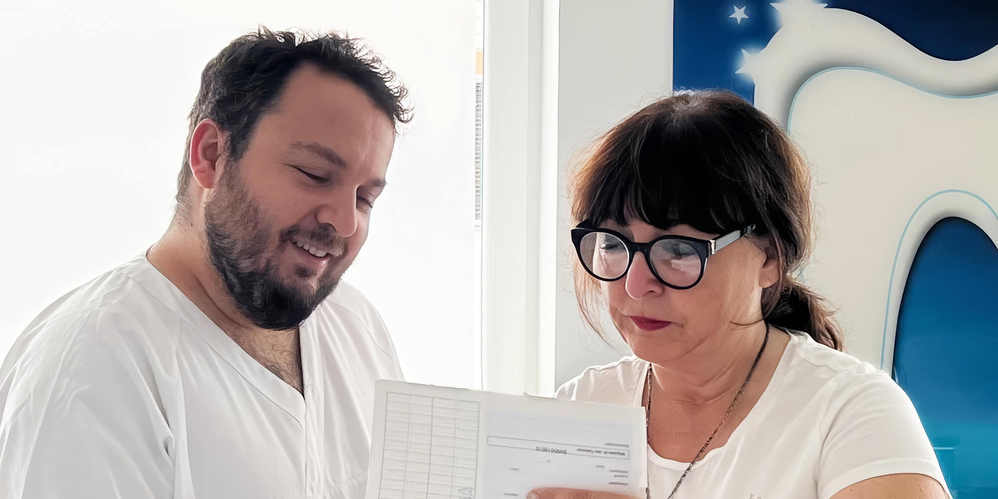 Gruppenfoto eines freundlichen Praxisteams – Symbol für Kompetenz und Zusammenarbeit.