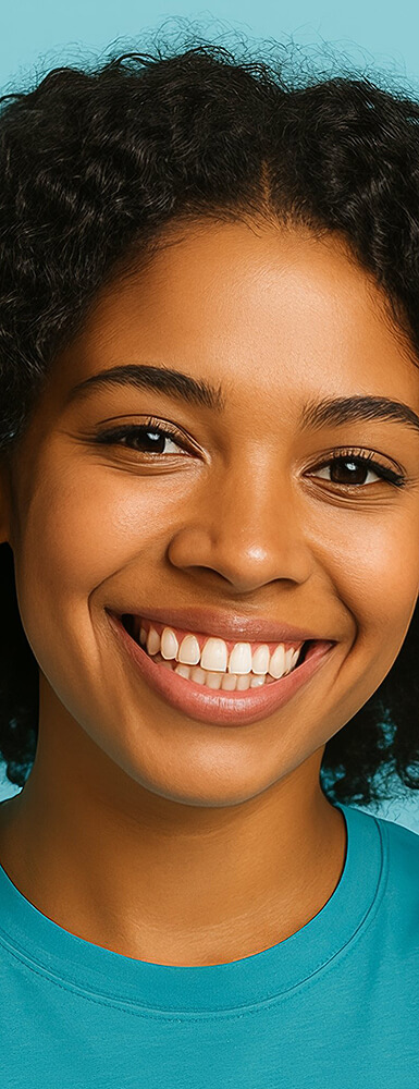Porträt einer jungen Frau mit dunklen Haar und freundlichem Lächeln vor hellblauem Hintergrund.
