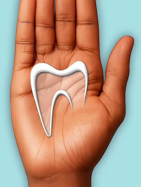 Offene Handfläche einer Person vor hellblauem Hintergrund mit aufliegendem stilisierten Zahn-Symbol.