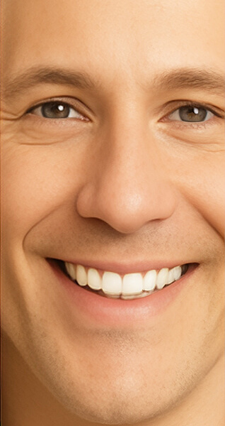 Nahaufnahme eines lächelnden Mannes mit sichtbaren Zähnen.